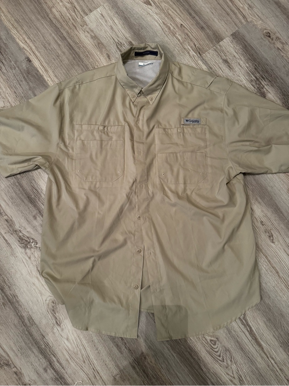 Columbia Men’s light khaki fishing shirt size XL